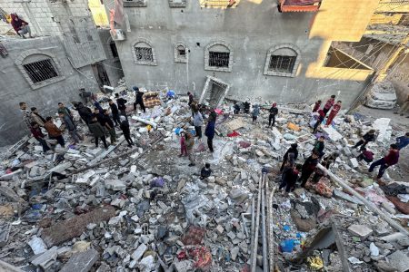 Palestinians gather at the site of an Israeli strike on a house, amid the ongoing conflict between Israel and Hamas, in Rafah in the southern Gaza Strip, December 29, 2023. REUTERS/Fadi Shana