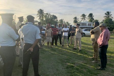 Accompanying Commander Pareshram were Inspector J. Samuels, Corporal McKenzie, Regional Coordinator of NAREI Gavin Glenn, NAREI Officer Chandrakar, Farmers Group Chairman Suresh Ramsarran, and RDC Councilor N. Baldeo.