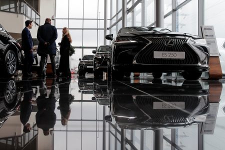 FILE PHOTO: Customers speak to sales manager next to Lexus cars at Rolf, an automotive dealer in Moscow, Russia April 12, 2019. REUTERS/Maxim Shemetov/File Photo