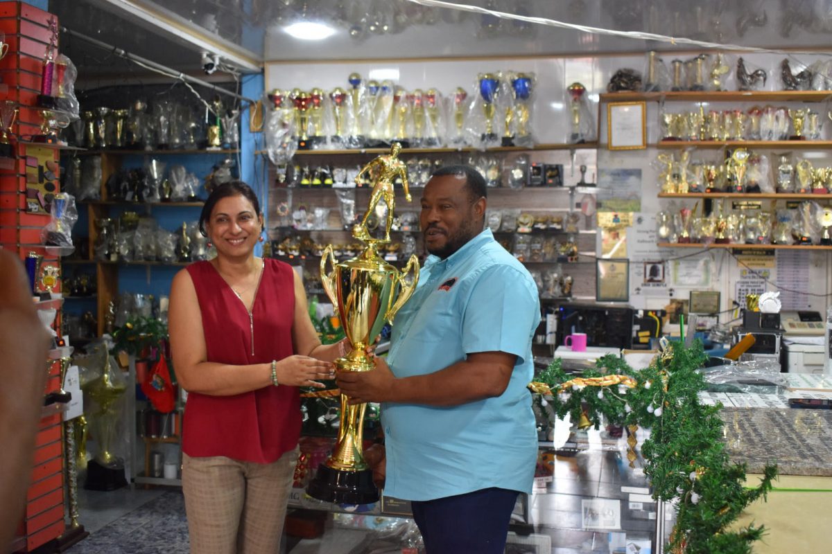 Trophy Stall’s Devi Sunich hand over the championship trophy to Petra Organisation’s Co-Director Troy Mendonca