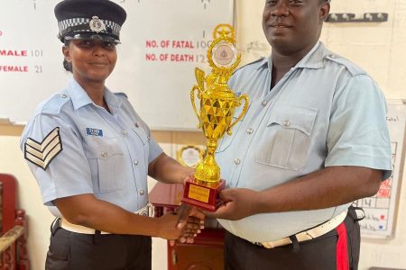 Constable Ronald Fraser (right) with his award (Police photo)
