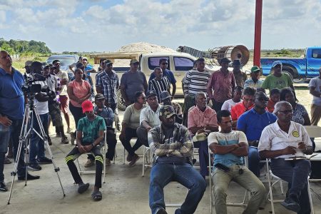 Some of the farmers and residents who attended the meeting (Ministry of Agriculture photo)