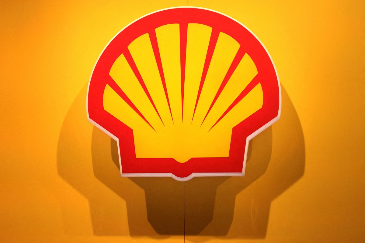 FILE PHOTO: The logo of British multinational oil and gas company Shell is displayed during the LNG 2023 energy trade show in Vancouver, British Columbia, Canada, July 12, 2023. REUTERS/Chris Helgren/File Photo