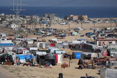 Displaced Palestinians, who fled their houses due to Israeli strikes, shelter near the border with Egypt, in Rafah in the southern Gaza Strip, January 7, 2024. (Reuters photo)