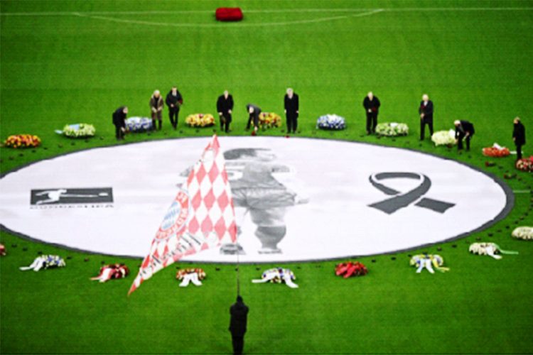 German former football players Karl-Heinz Rummenigge, Wolfgang Overath, Lothar Matthaeus, Guenter Netzer, Karl-Heinz "Charly" Koerbel, Bastian Schweinsteiger and others place flowers next to a black and white image of Franz Beckenbauer, who died on January 7 aged 78 © LUKAS BARTH / AFP