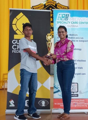 Sachin Pitamber receives his
trophy after winning the National U-14 Open Chess division