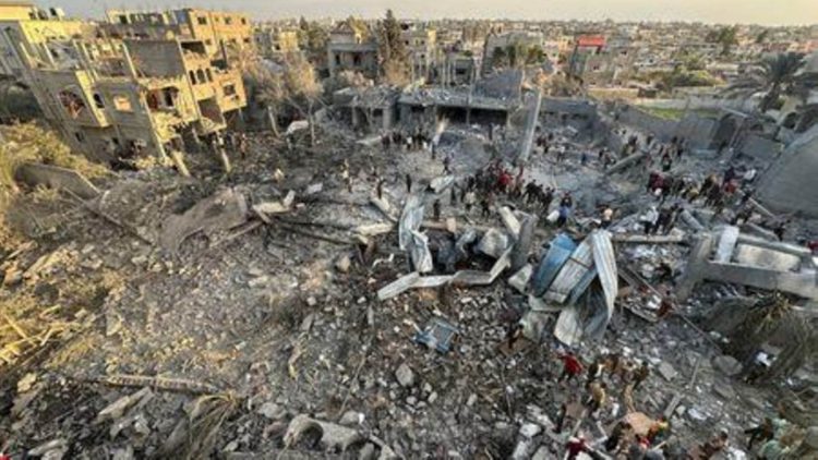 Palestinians inspect the site of an Israeli strike on a mosque, amid the ongoing conflict between Israel and the Palestinian Islamist group Hamas, in Rafah in the southern Gaza Strip, January 24, 2024. REUTERS/Fadi Shana reuters_tickers