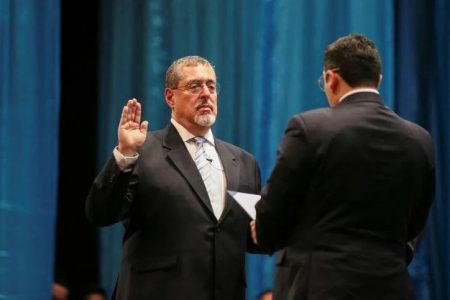 Bernardo Arevalo (left) taking the oath (Reuters photo)