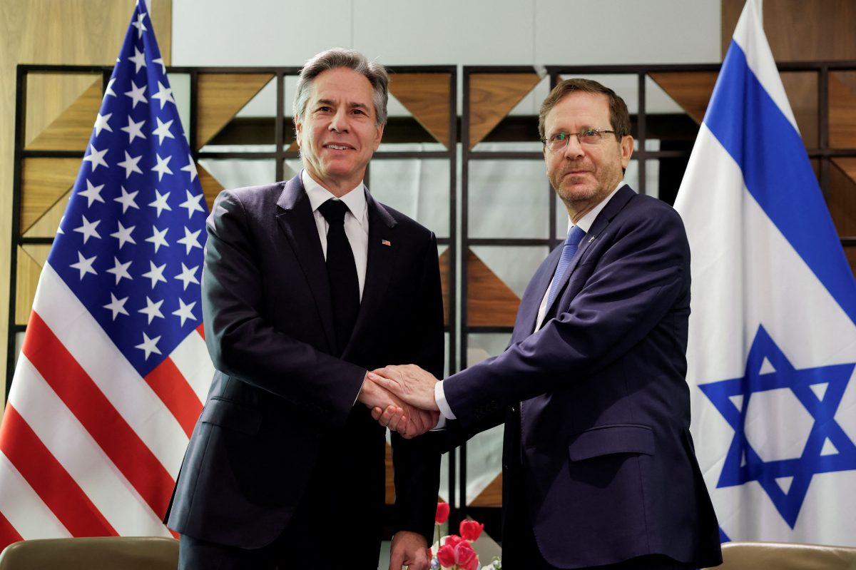 Antony Blinken (left) meeting with Israeli President Isaac  Herzog (Reuters photo)