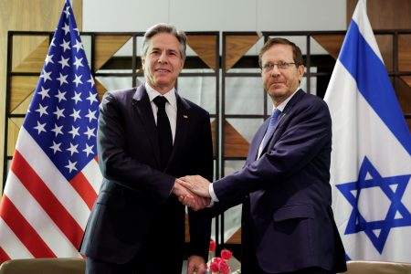 Antony Blinken (left) meeting with Israeli President Isaac  Herzog (Reuters photo)