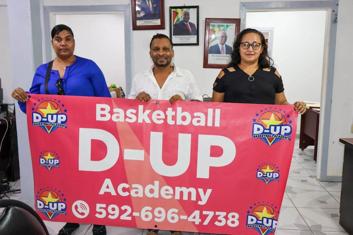 Group members with a banner (Ministry of Labour photo)