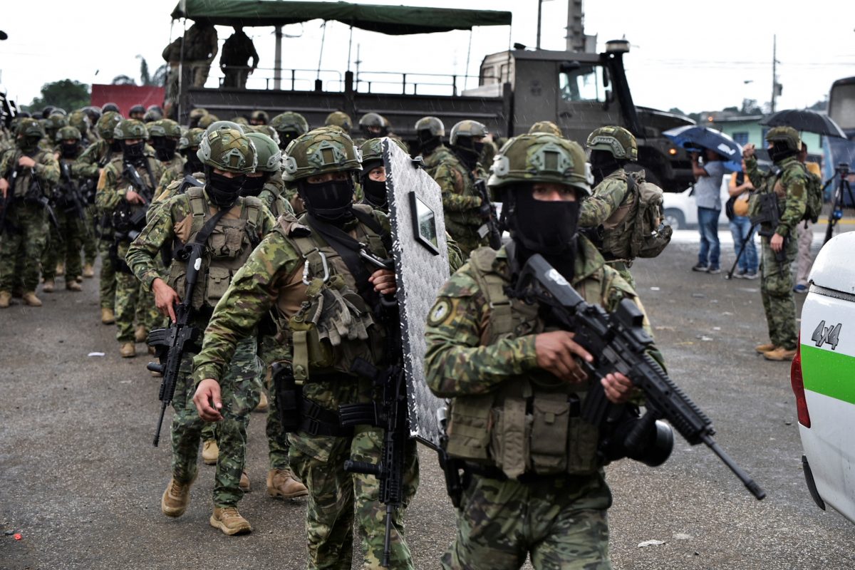 Ecuadorian soldiers arrive at the Zonal 8 prison for an inspection in Guayaquil, Ecuador, January 7, 2024. REUTERS/Vicente Gaibor del Pino
