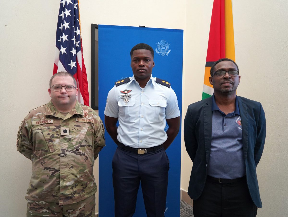 Lt. Kevin Wills (centre) (US Embassy photo)