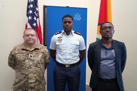 Lt. Kevin Wills (centre) (US Embassy photo)