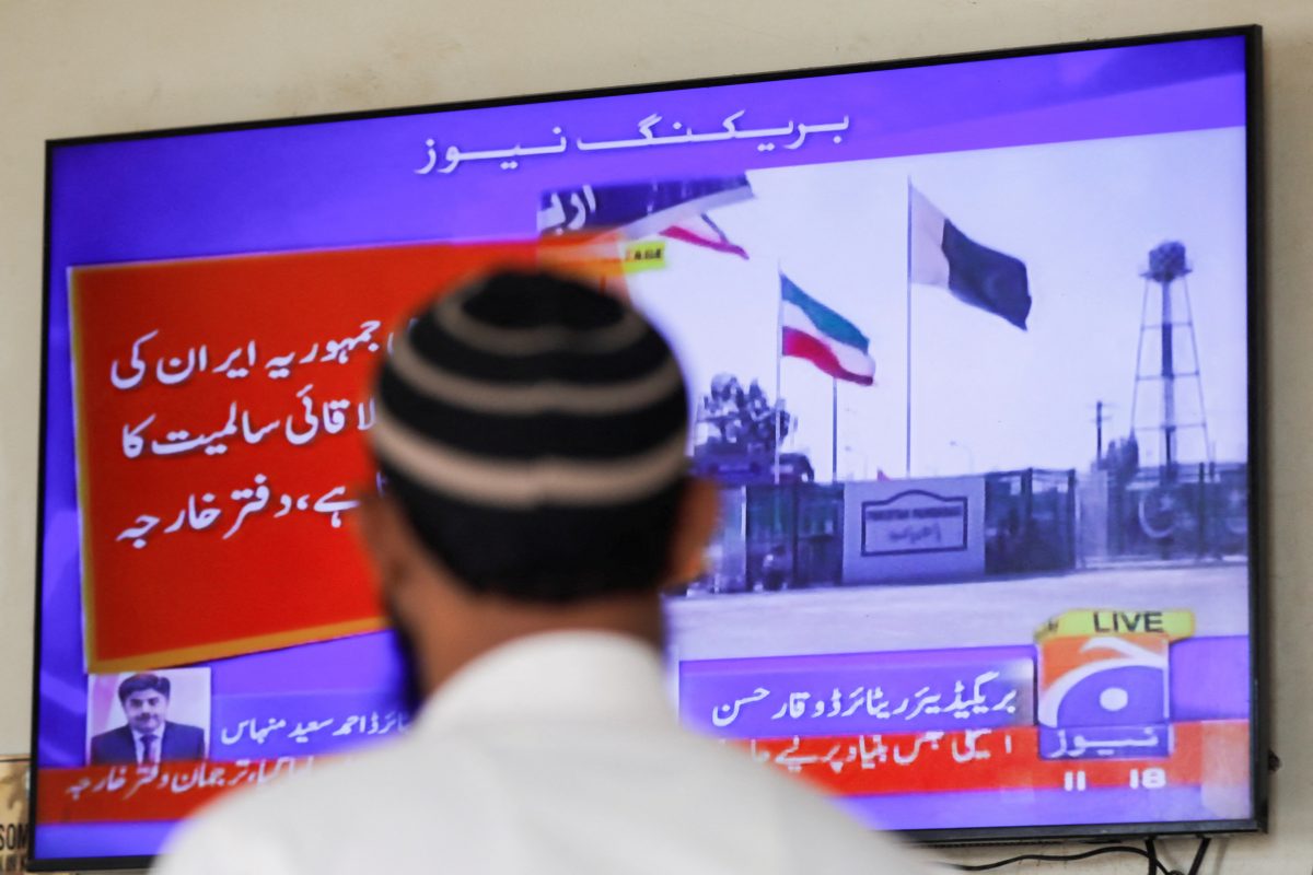 A man looks at a television screen after the Pakistani foreign ministry said the country conducted strikes inside Iran targeting separatist militants, two days after Tehran said it attacked Israel-linked militant bases inside Pakistani territory, in Karachi, Pakistan January 18, 2024. REUTERS/Akhtar Soomro