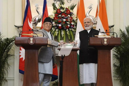 Indian Prime Minister Narendra Modi (right) and his Nepali counterpart Pushpa Kamal Dahal (© Photo : MEA India)