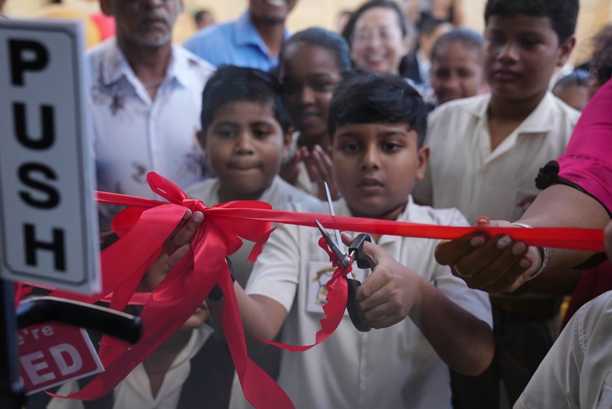 The cutting of the ribbon (Ministry of Education photo)