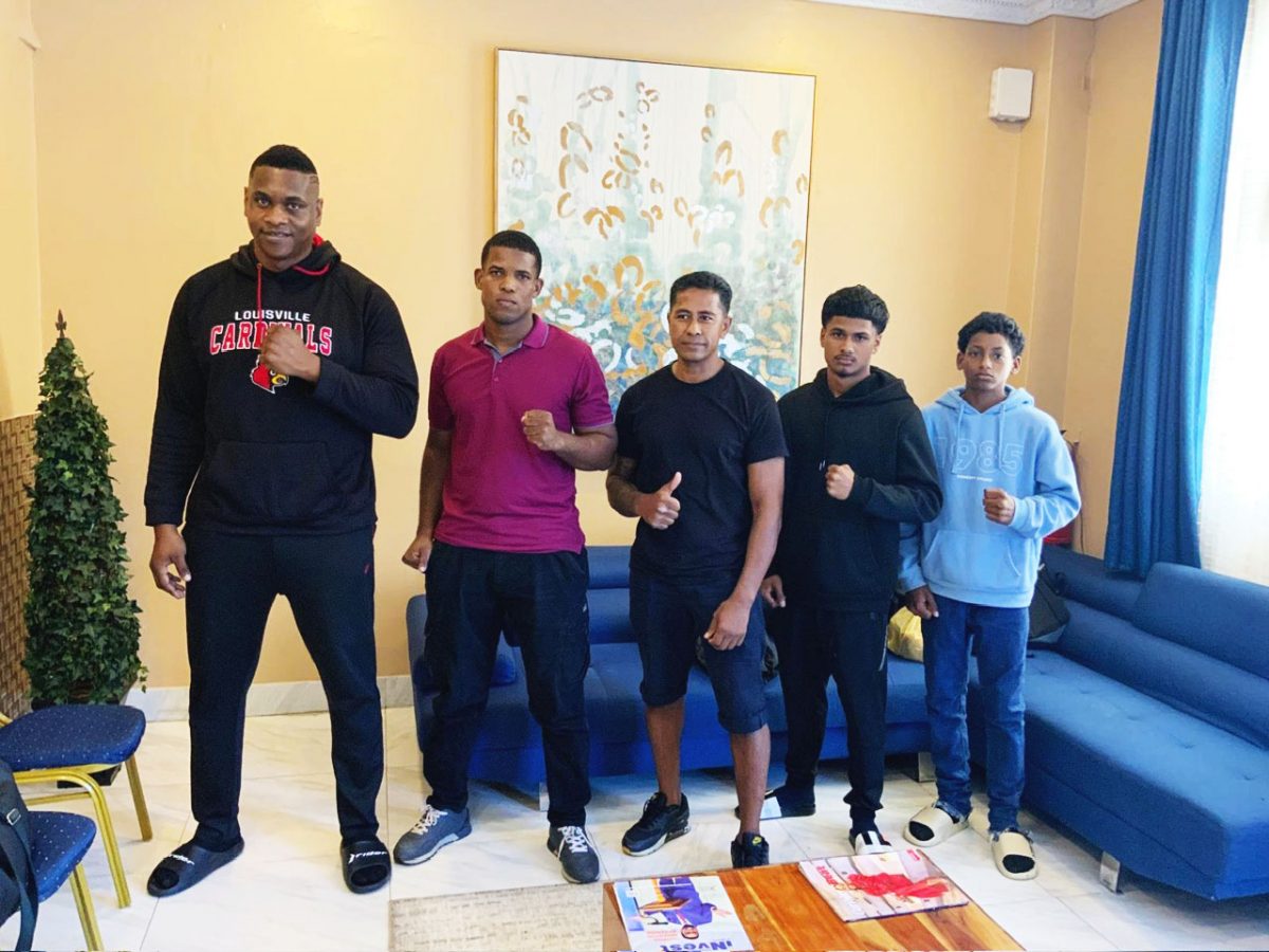 Five of the six Surinamese fighters that will participate in tonight’s GBA ‘Developmental
Championship’ pose for the camera following their arrival yesterday.
