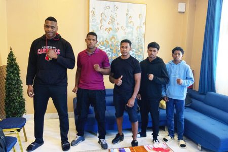 Five of the six Surinamese fighters that will participate in tonight’s GBA ‘Developmental
Championship’ pose for the camera following their arrival yesterday.
