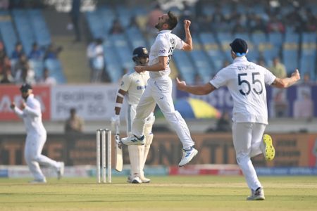 Mark Wood provided the initial breakthrough for the visitors to have the hosts reeling at 33-3