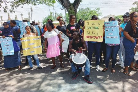 “Ali say we must wait, we waiting by Ashni gate”, “Teachers are the best and Priya is shameless”, were among the chants heard yesterday in front of the Ministry of Finance yesterday.