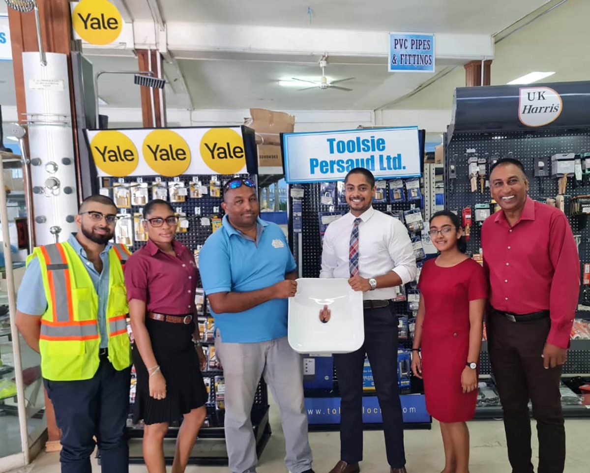Vice President of the GGA, Monnaf Arjune (3rd from left), receives the donation
from Toolsie Persaud Limited
Sales Executive Kevin
Ewing-Chow in the presence
of other
officials
from the
association and the company

