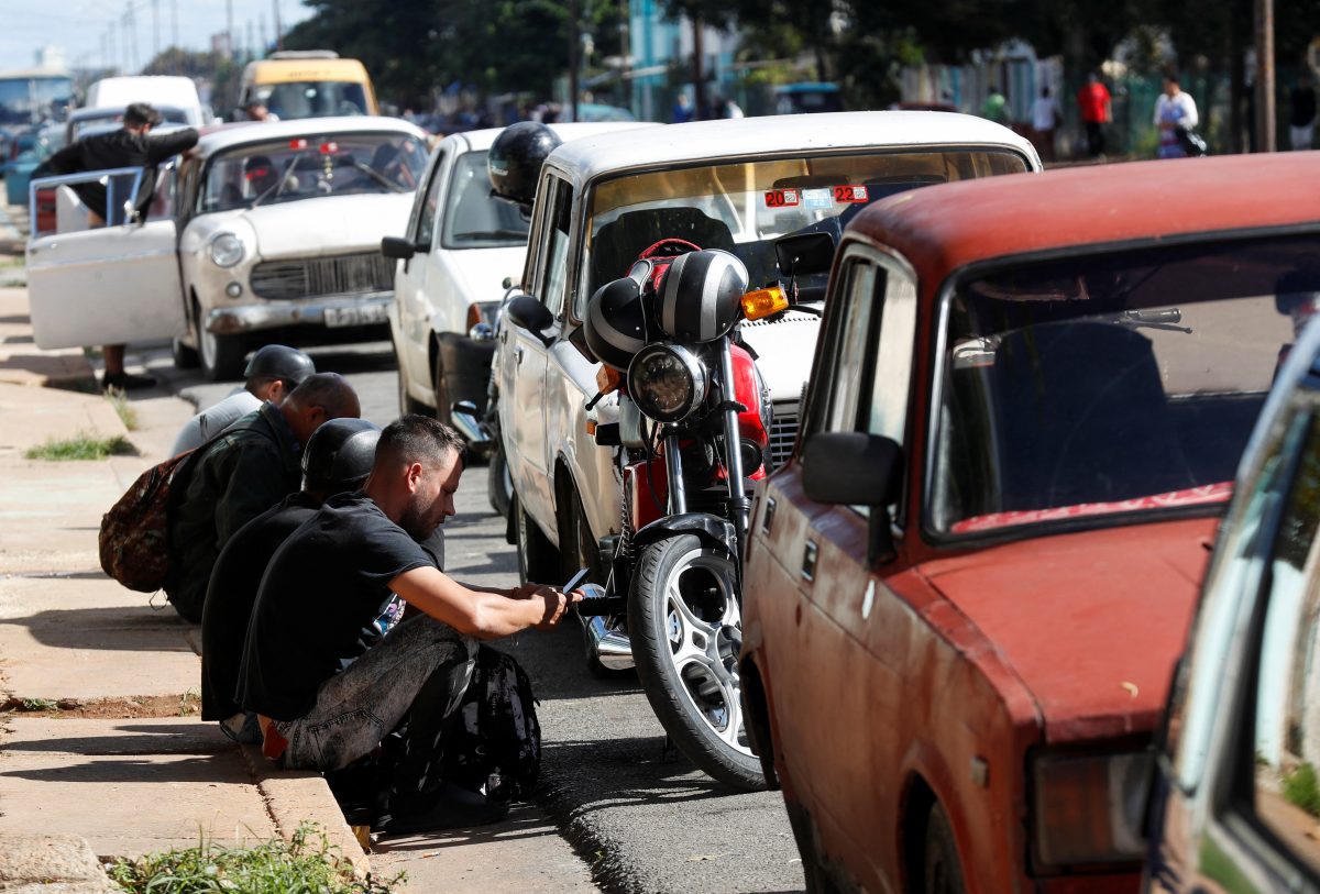People stand in line with their cars to fill up on fuel after Cuba’s government put off a five-fold increase in gasoline prices planned for February 1 due to a cyberattack, according to Economy Vice Minister Mildrey Granadillo, in Havana, Cuba January 31, 2024. REUTERS/Yander Zamora