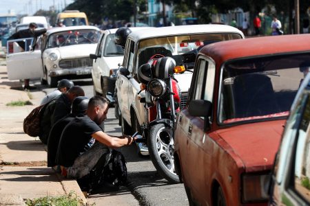 People stand in line with their cars to fill up on fuel after Cuba's government put off a five-fold increase in gasoline prices planned for February 1 due to a cyberattack, according to Economy Vice Minister Mildrey Granadillo, in Havana, Cuba January 31, 2024. REUTERS/Yander Zamora