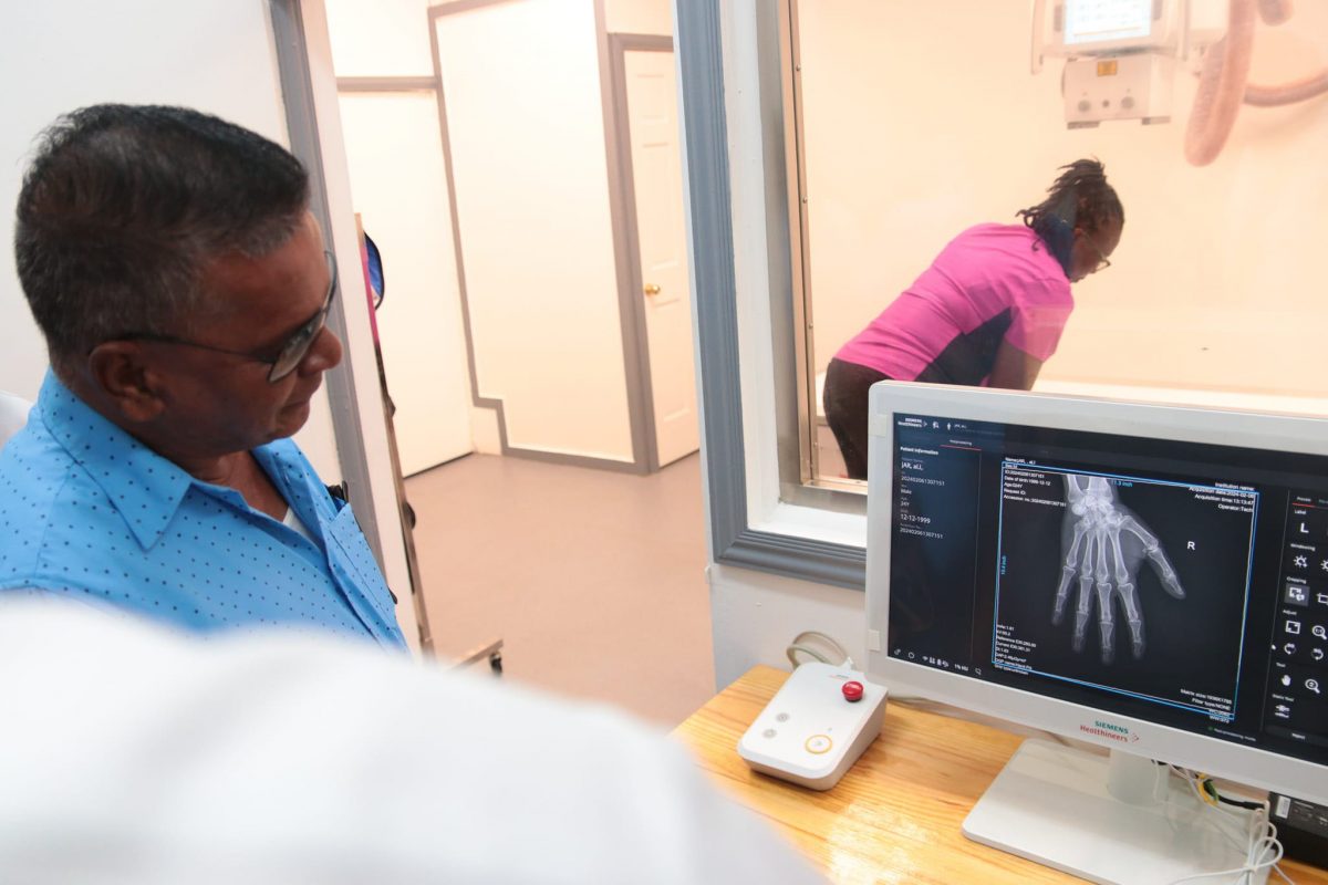 A demonstration of the digital imaging (Ministry of Health photo)