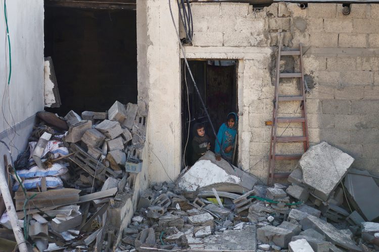 Palestinian children stand at the site of an Israeli strike on a house, amid the ongoing conflict between Israel and the Palestinian Islamist group Hamas, in Rafah in the southern Gaza Strip, February 7, 2024. REUTERS/Ibraheem Abu Mustafa