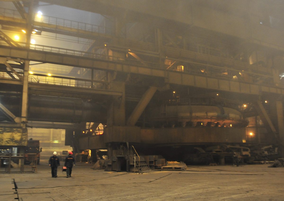 Employees walk past the blast furnace “Rossiyanka” at the Novolipetsk (NLMK) steel mill in Lipetsk, about 500 km (311 miles) southeast of the capital Moscow, January 30, 2014. REUTERS/Andrey Kuzmin/File photo