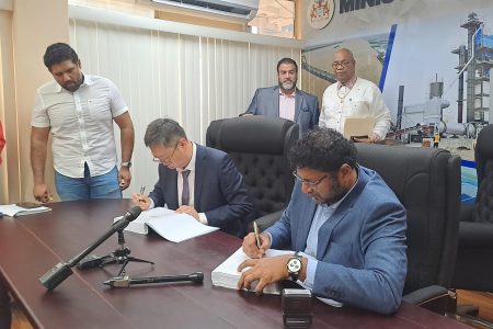 The signing of the contract (Ministry of Public Works photo)