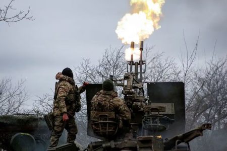Ukrainian servicemen fire an anti-aircraft cannon near Bakhmut, March 6, 2024. (Reuters photo