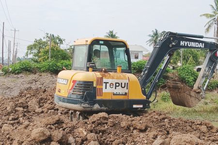 An excavator in operation yesterday bearing the logo “Tepui Group Inc.” (Antonio Dey photo)
