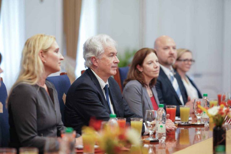 Williams Burns (second from left) at a meeting with President Irfaan Ali at State Hosue. At left is US Ambassador to Guyana, Nicole Theriot. (Office of the President photo)