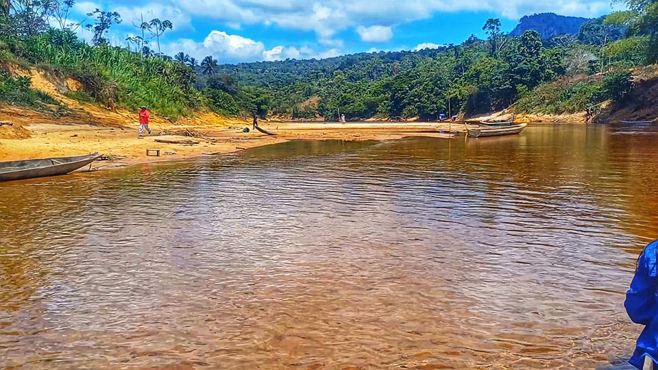  Going down the river to Waramadong from Paruima. The impact of the El Nino dry season is evident in Region Seven. (Upper Mazaruni District Council photo) 