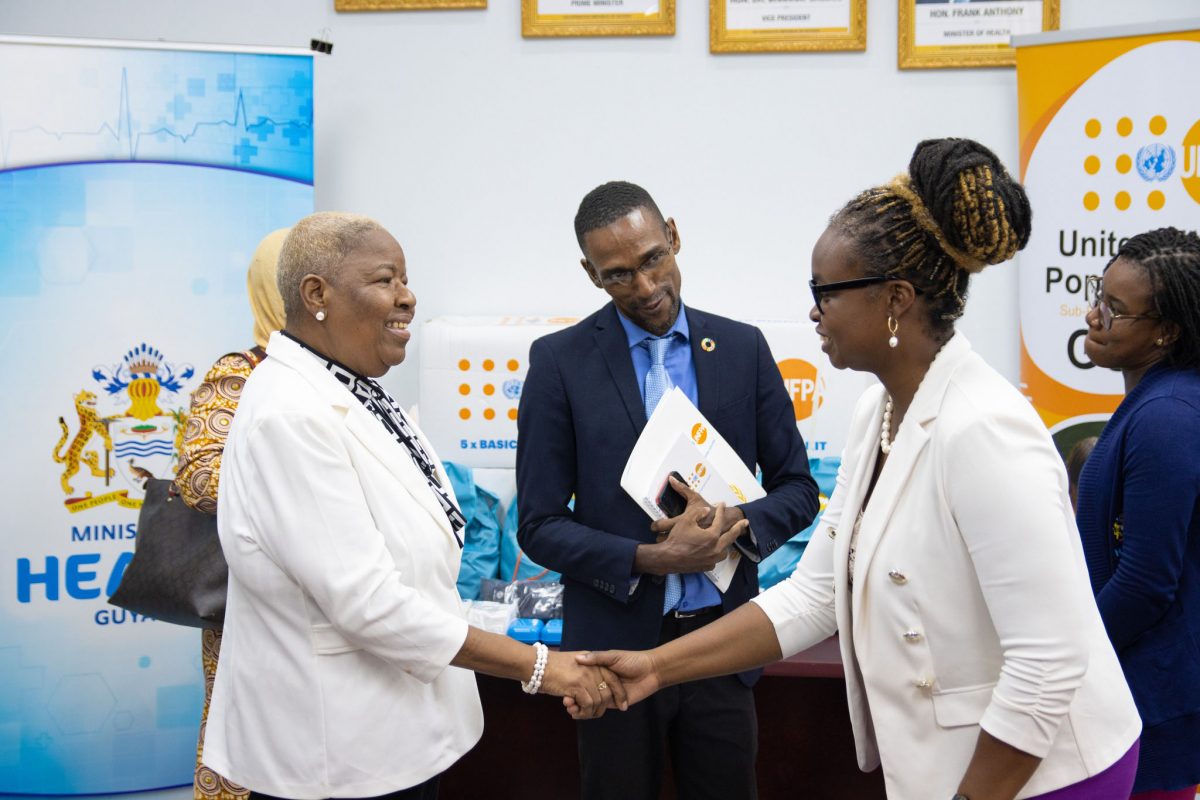 Officials at the handing over (Ministry of Health photo)