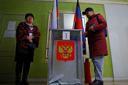 A woman casts her ballot at a polling station during the Russia's presidential election, in the course of Russia-Ukraine conflict in Donetsk, Russian-controlled Ukraine, March 16, 2024. REUTERS/Alexander Ermochenko