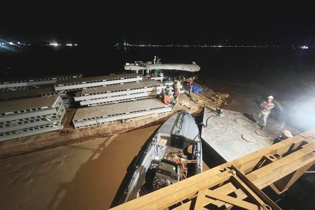 The tug and barge which collided into the bridge (Ministry of Public Works) 