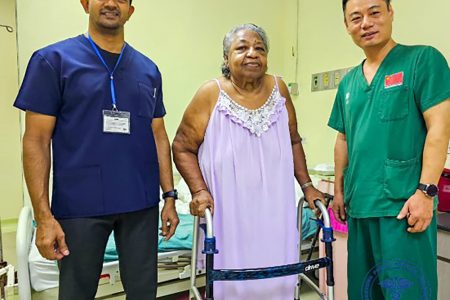The patient with two of her doctors (DPI photo)
