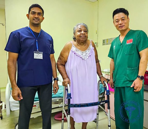 The patient with two of her doctors (DPI photo)