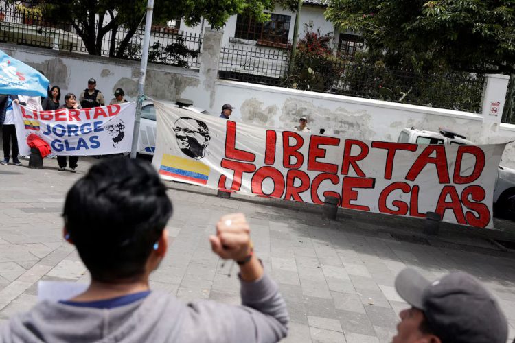 Demonstrators gather outside the Mexican embassy in Ecuador to ask for the freedom of former Vice President Jorge Glas, Quito, April 6, 2024. (Reuters photo)