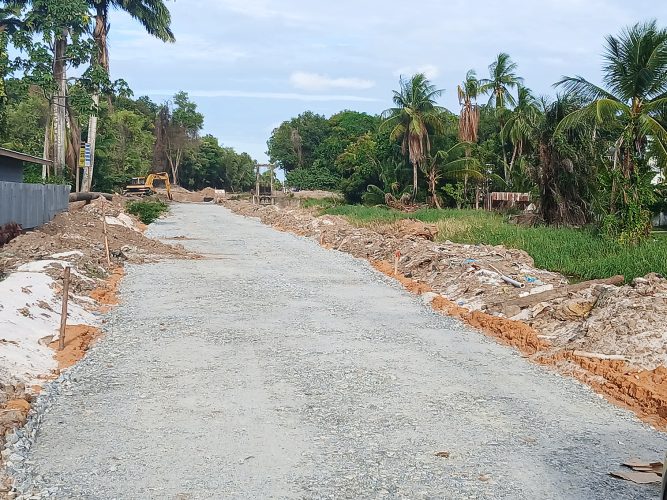 The pathway to the Pouderoyen Pump Station paved with stone (Photo by Antonio Dey)
