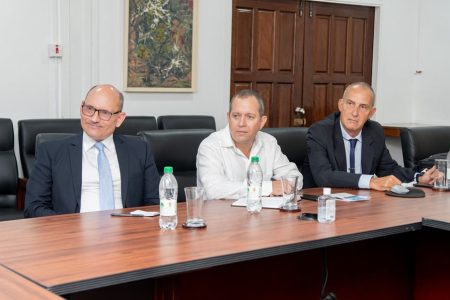 Ambassador Jorge Francisco Soberon Luis (left) with the Cuban officials (Office of the Prime Minister photo)