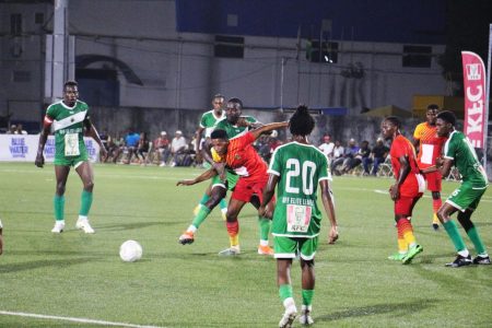 Part of the action between Den Amstel (green) and GDF in the KFC Elite League 
