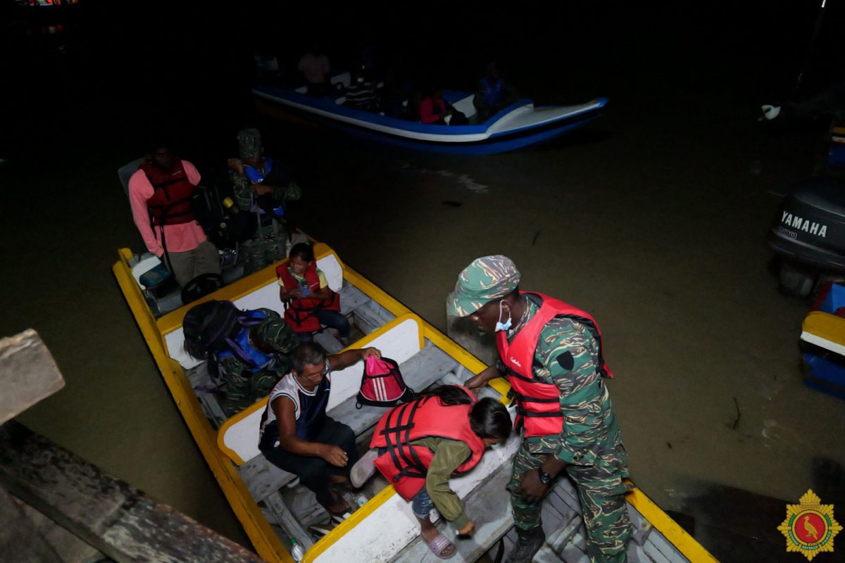 Residents of Santa Mission/Santa-Aratak being evacuated by the Guyana Defence Force 

