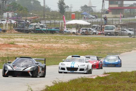 E-Net’s Vishok Persaud (car in front) and Mark Vieira (second car) had the spectators on their feet across the three Group 4 races on Sunday.