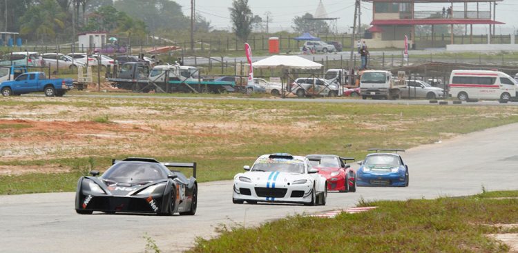 E-Net's Vishok Persaud (car in front) and Mark Vieira (second car) had the spectators on their feet across the three Group 4 races on Sunday.