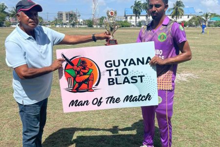 Raymond Perez (right) of Essequibo Pitbulls
receives his man of the match award