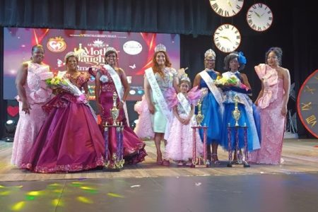 The winners of the three categories are flanked by the pioneers of the Mother and Daughter Pageant, Ingrid Fung (left) and Sulan Fung-Browne (right) 